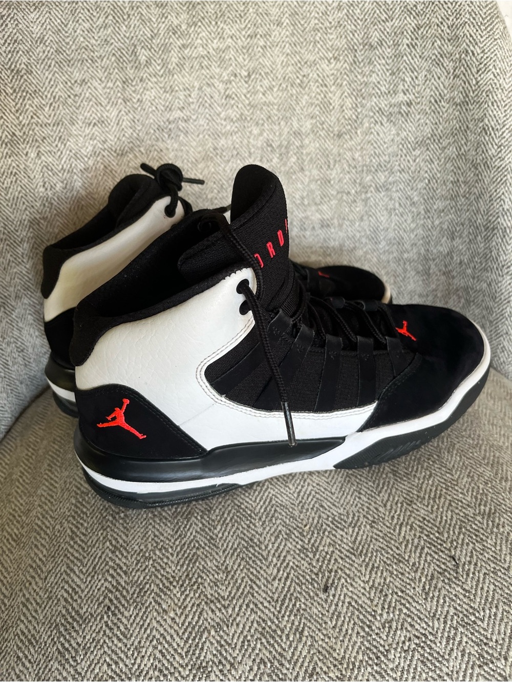 Jordan Max Aura Black White Red Sneakers Big Kids Size 6Y AQ9214-101 - Picture 4 of 7